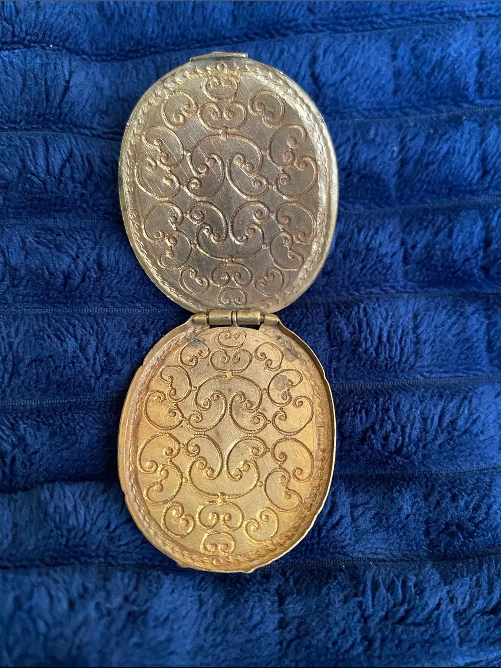 Victorian-Style Gold Cameo Pendant Necklace with Black Profile